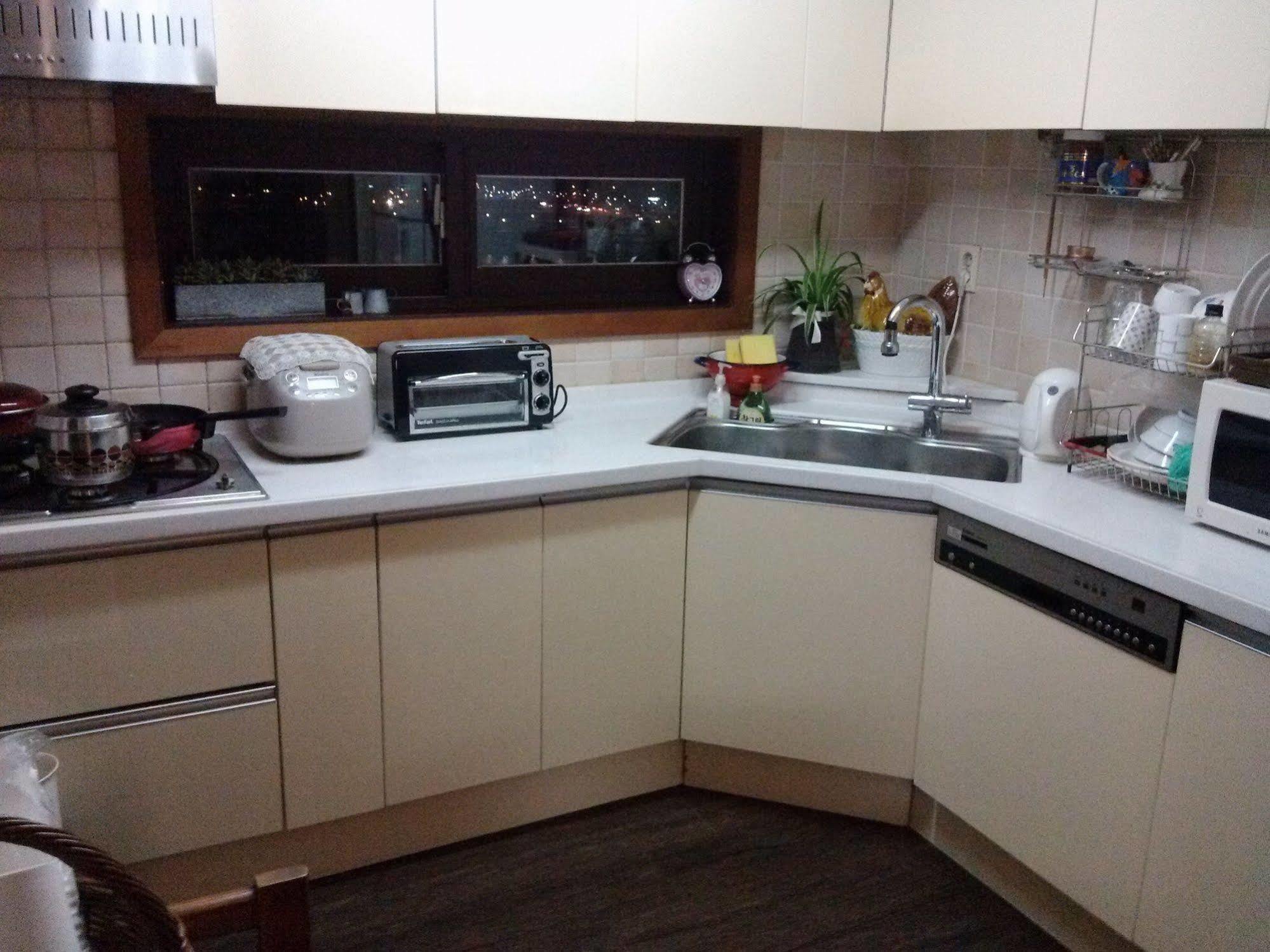K Star Road Guesthouse - Hostel โซล ภายนอก รูปภาพ
