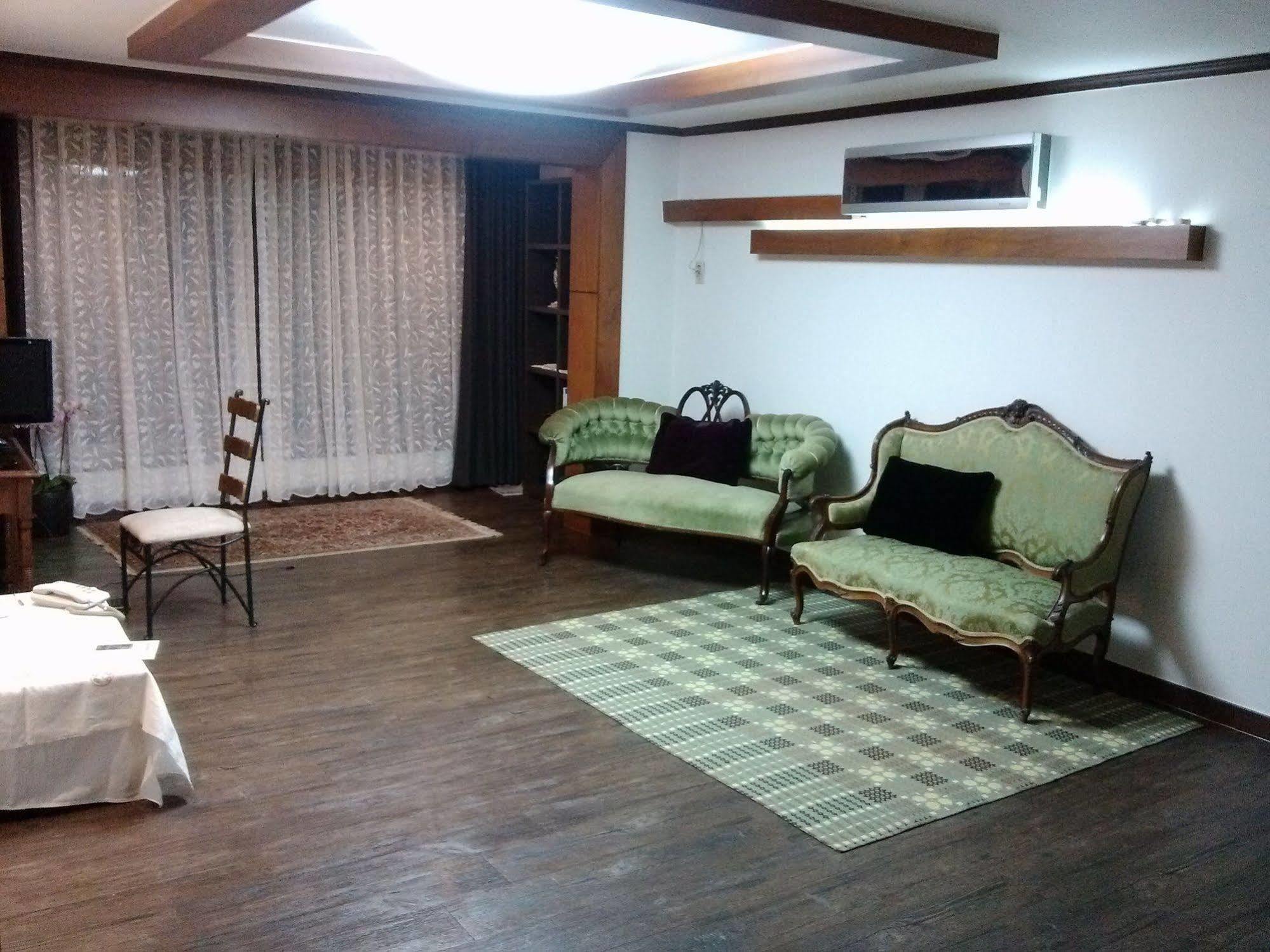 K Star Road Guesthouse - Hostel โซล ภายนอก รูปภาพ