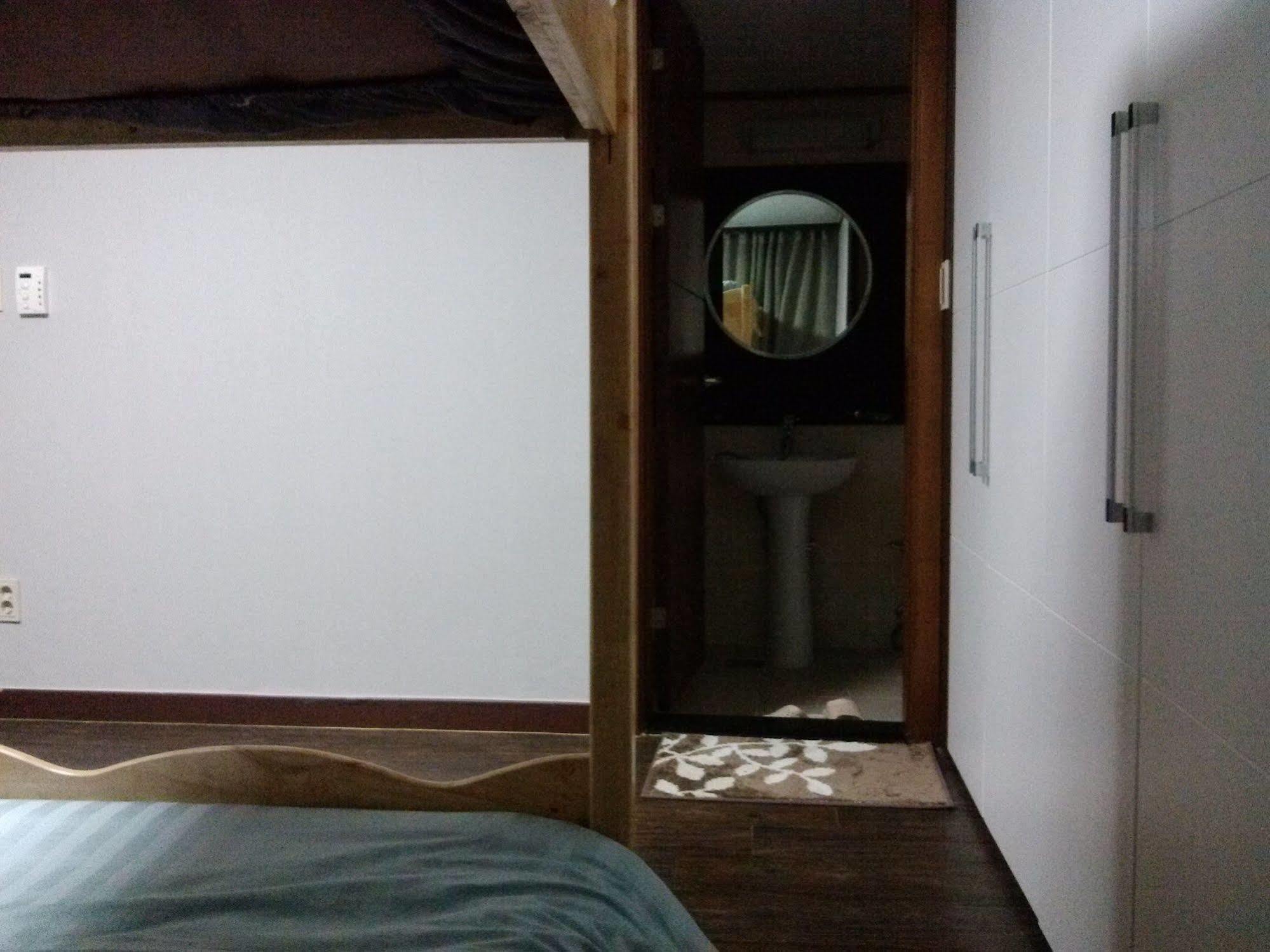 K Star Road Guesthouse - Hostel โซล ภายนอก รูปภาพ