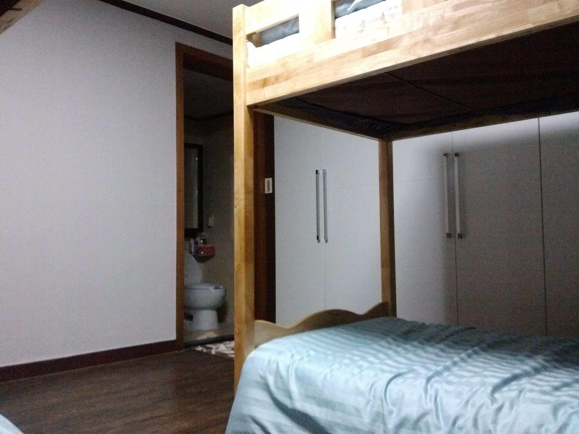 K Star Road Guesthouse - Hostel โซล ภายนอก รูปภาพ