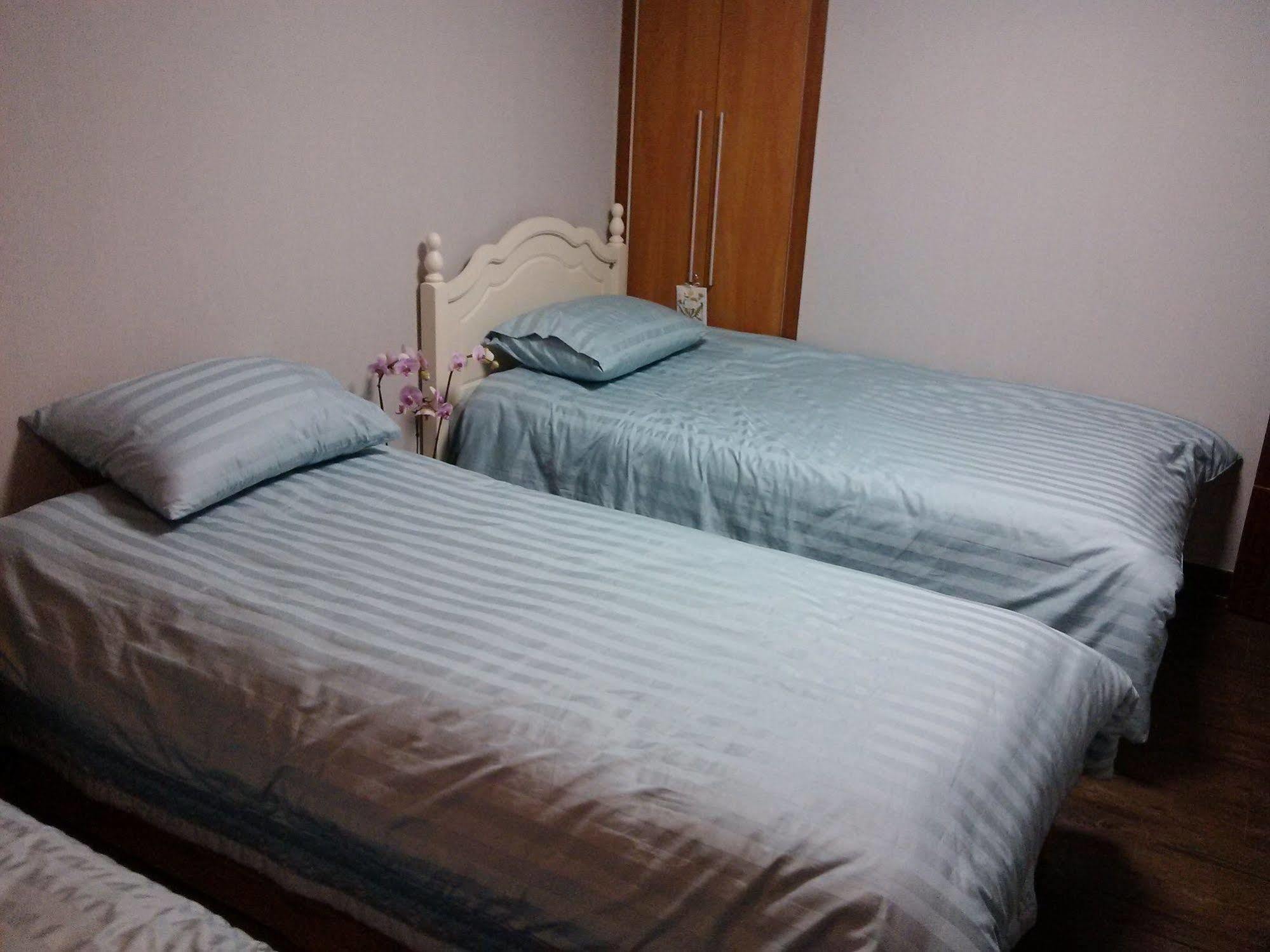 K Star Road Guesthouse - Hostel โซล ภายนอก รูปภาพ