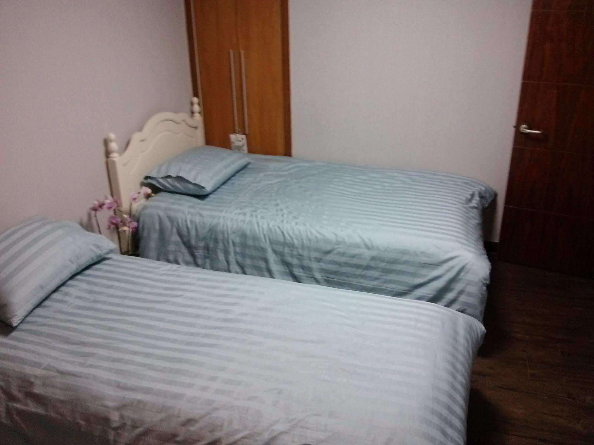 K Star Road Guesthouse - Hostel โซล ภายนอก รูปภาพ