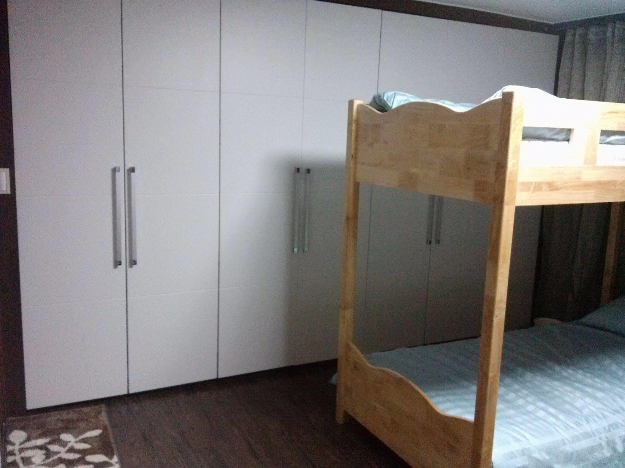 K Star Road Guesthouse - Hostel โซล ภายนอก รูปภาพ