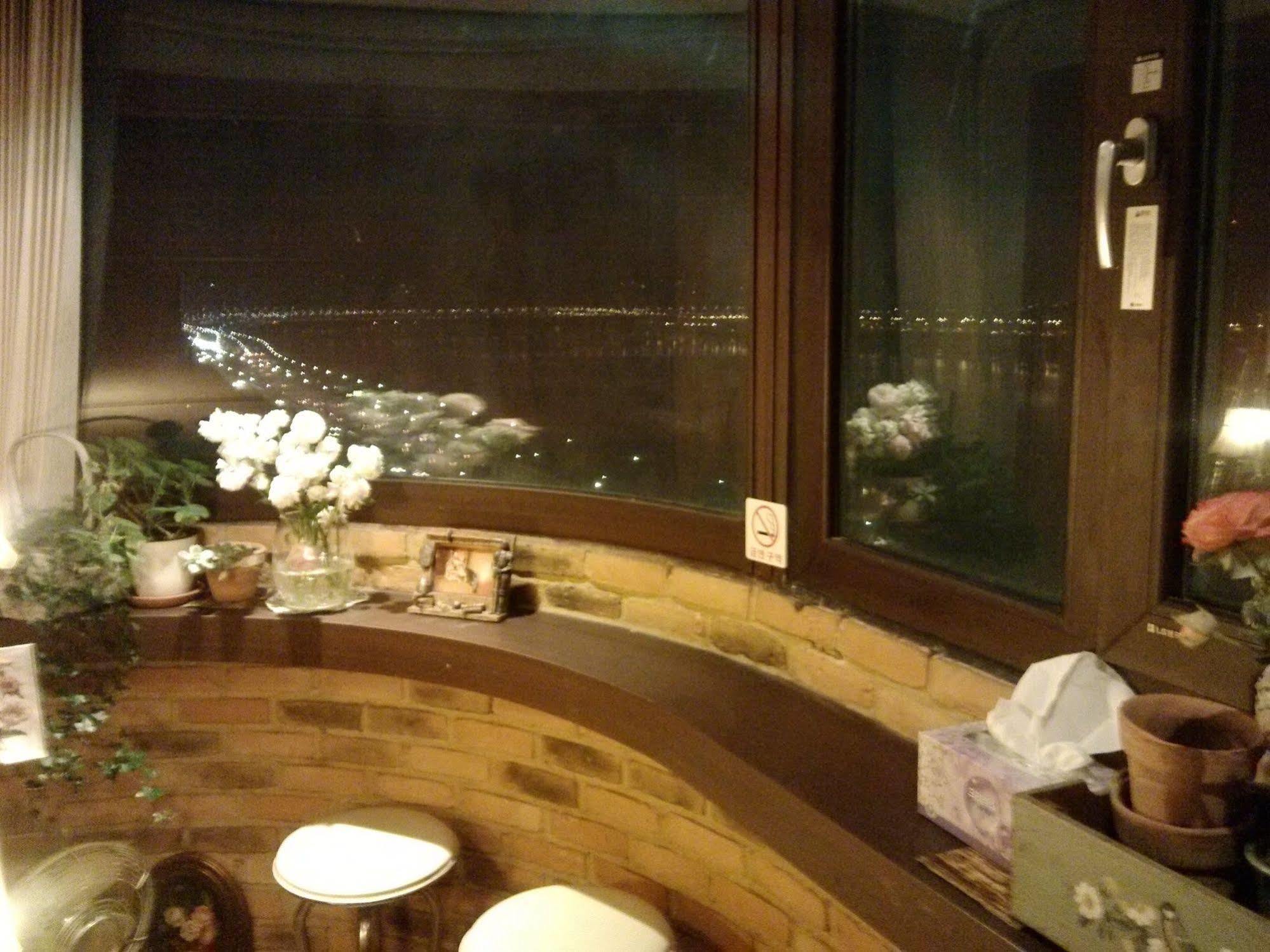 K Star Road Guesthouse - Hostel โซล ภายนอก รูปภาพ
